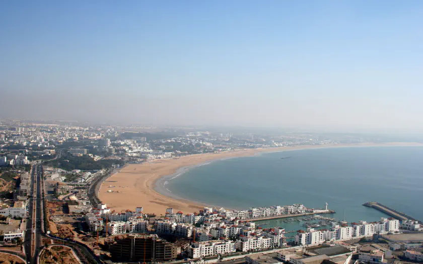 découvrez agadir à travers notre guide d'excursion complet. explorez les plus belles plages, les sites historiques et les activités incontournables de cette magnifique ville marocaine. préparez votre séjour et vivez des moments inoubliables en pleine nature et culture.
