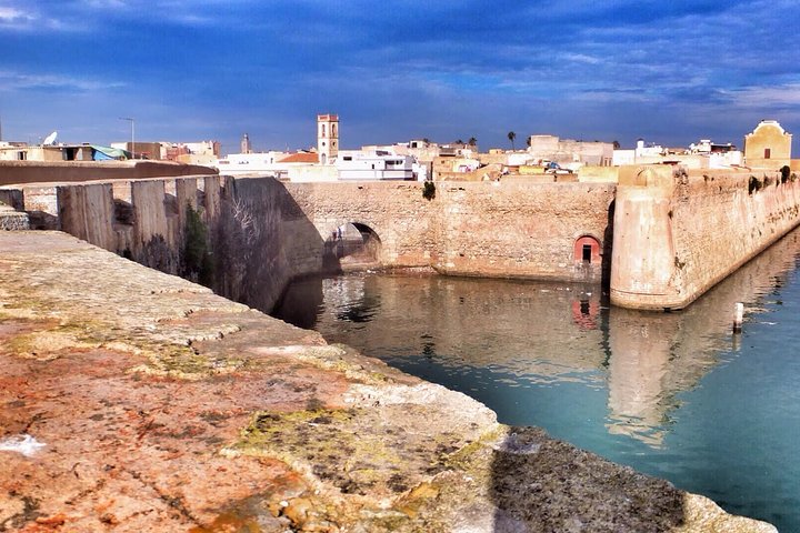 découvrez casablanca à travers une excursion inoubliable. explorez les sites emblématiques tels que la mosquée hassan ii, la vieille médina et le quartier des habous, tout en savourant la culture riche et la gastronomie locale. une aventure qui vous plongera au cœur de la ville blanche.