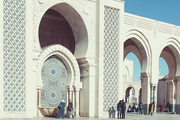 découvrez les merveilles de casablanca lors de notre excursion inoubliable ! explorez ses sites emblématiques, plongez dans sa culture riche et savourez sa gastronomie locale. rejoignez-nous pour une aventure unique au cœur de cette ville fascinante.