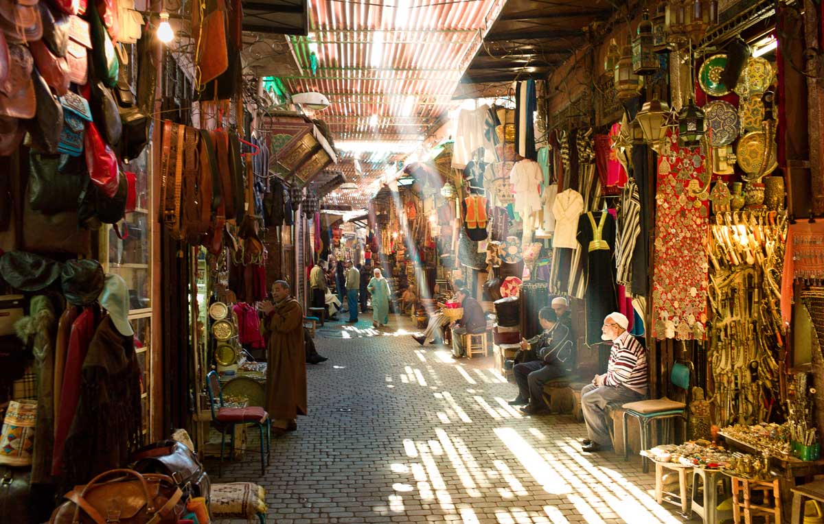 découvrez notre guide complet des souks de la médina, une aventure sensorielle au cœur des traditions artisanales, des couleurs vibrantes et des saveurs authentiques. explorez les secrets des ruelles animées, dénichez des trésors uniques et plongez dans la culture locale.