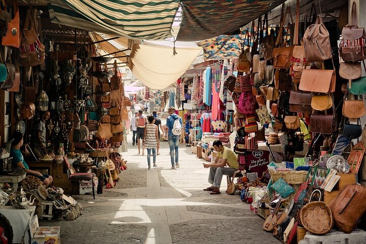 découvrez notre guide complet des souks de la médina, une immersion au cœur des marchés colorés et animés. explorez les trésors artisanaux, les épices parfumées et l'authenticité de la culture locale à travers un incontournable voyage sensoriel.