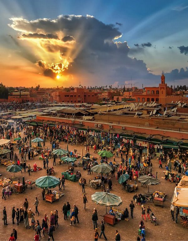 découvrez marrakech en seulement une demi-journée ! profitez d'une immersion rapide dans la magie de cette ville emblématique, explorez ses souks colorés, émerveillez-vous devant l'architecture majestueuse et savourez les délices de la cuisine locale. une expérience inoubliable pour les voyageurs pressés !