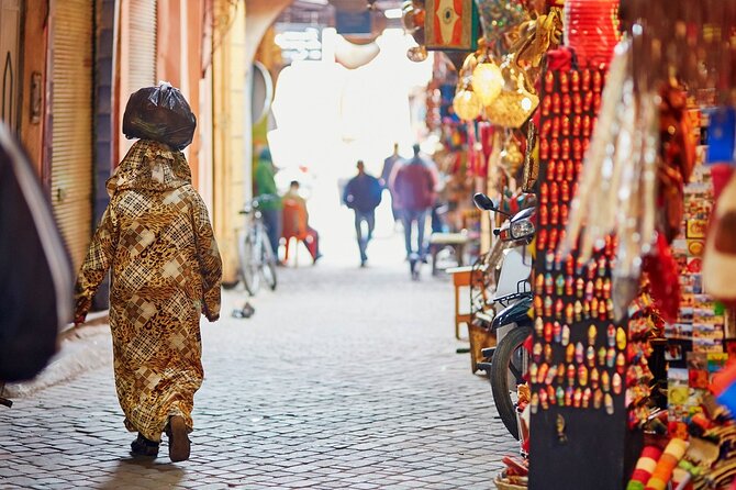 découvrez marrakech en seulement demi-journée ! explorez les souks colorés, admirez l'architecture des palais historiques et imprégnez-vous de la culture vibrante de cette ville fascinante. parfait pour un séjour express ou une première découverte.