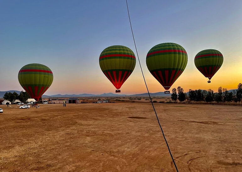 découvrez l'envoûtante expérience d'un vol en montgolfière au-dessus de marrakech. admirez les paysages époustouflants du désert et des montagnes de l'atlas à l'aube, tout en vivant une aventure inoubliable. réservez dès maintenant votre vol et laissez-vous porter par la magie de marrakech.