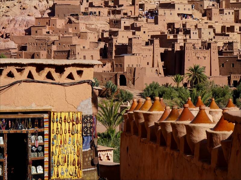 découvrez ouarzazate et aït benhaddou, joyaux du maroc, où le désert rencontre l'histoire. explorez les paysages époustouflants, les kasbahs classées au patrimoine mondial de l'unesco et plongez dans la culture fascinante de cette région emblématique.