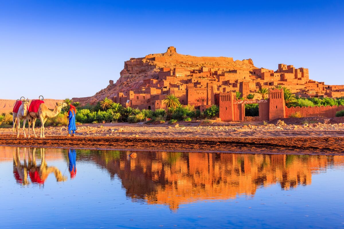 découvrez ouarzazate et aït benhaddou, des joyaux du maroc. plongez dans l'histoire fascinante de cette ville emblématique et explorez le célèbre ksar classé au patrimoine mondial de l'unesco, témoignant de l'architecture traditionnelle et des paysages époustouflants du sud marocain.