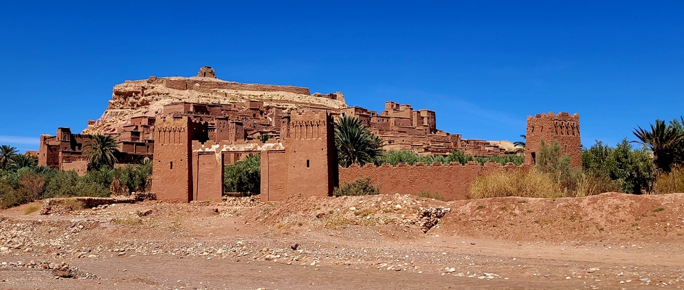 découvrez ouarzazate et aït benhaddou, joyaux du maroc, où l'histoire millénaire rencontre des paysages à couper le souffle. plongez dans la culture berbère, explorez les kasbahs traditionnelles et laissez-vous émerveiller par le désert et les montagnes environnantes. une expérience inoubliable vous attend dans cette région emblématique du pays.