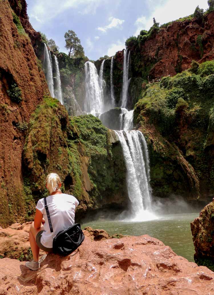 découvrez les cascades d'ouzoud, un magnifique site naturel au cœur du maroc. plongez dans la beauté de la nature, admirez les chutes d'eau spectaculaires et explorez les sentiers environnants. une expérience inoubliable pour les amateurs de paysages époustouflants et de randonnées.