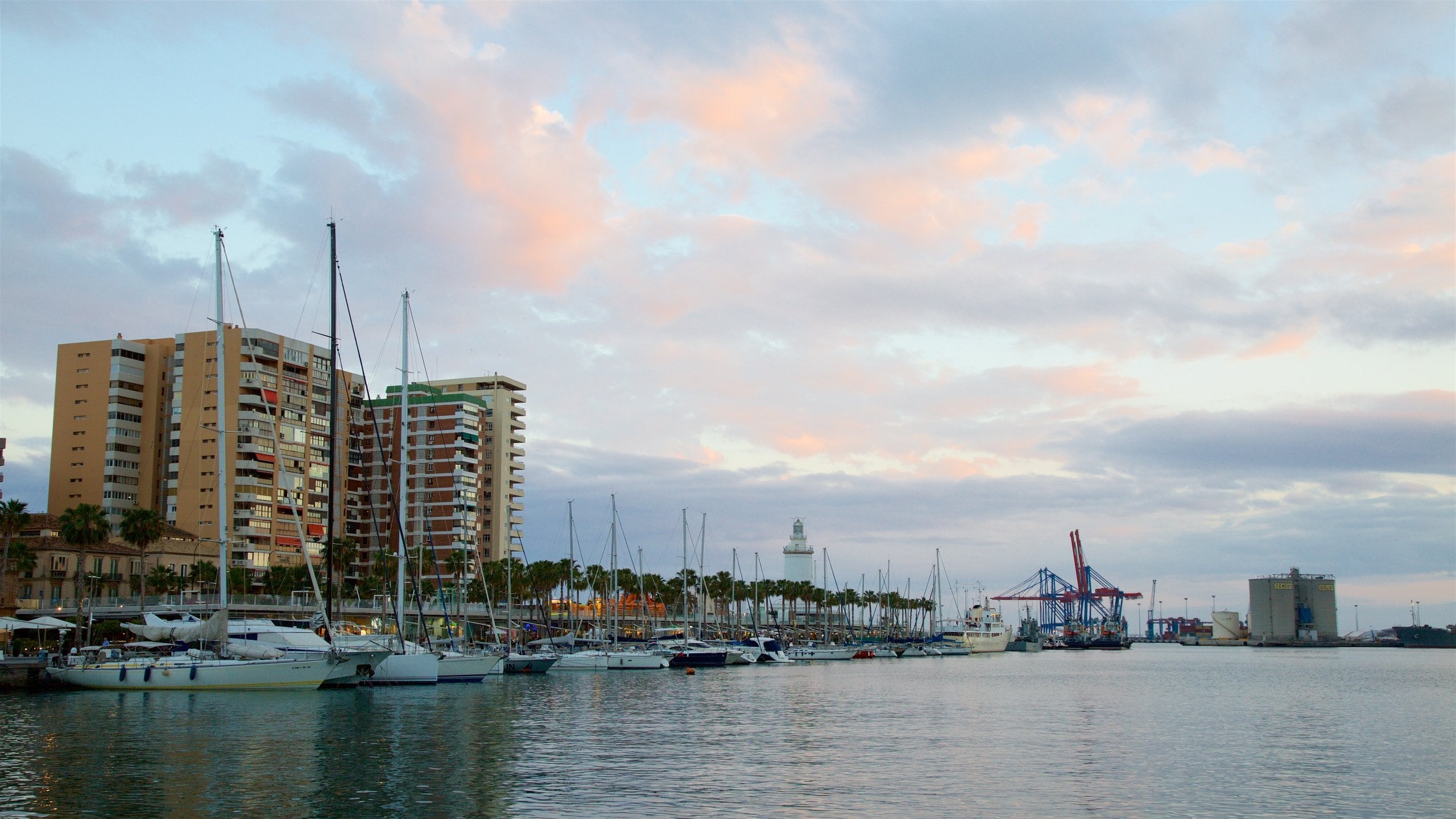 découvrez le port de malaga, un lieu dynamique où l'histoire rencontre la modernité. profitez de ses infrastructures modernes, de ses croisières inoubliables et de ses paysages maritimes à couper le souffle. que vous soyez amateur de cultures, de gastronomie ou d'aventures en mer, le port de malaga saura vous séduire.