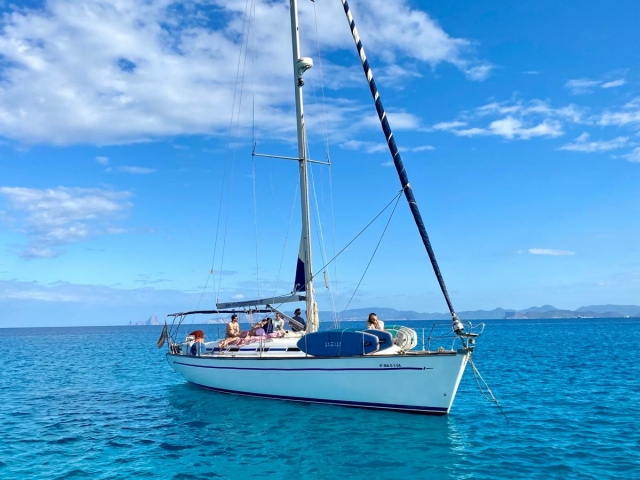 découvrez les prix compétitifs pour la location de bateaux à valence vers ibiza. profitez d'une expérience inoubliable en naviguant vers les magnifiques paysages et plages de cette île paradisiaque.