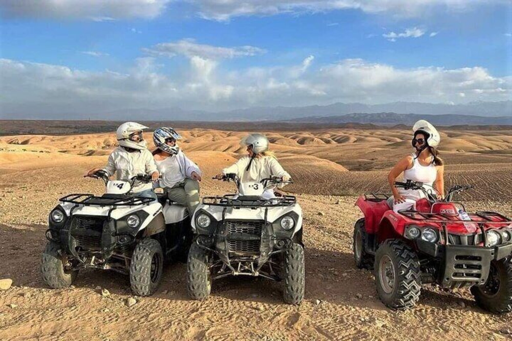 découvrez l'excitation de la conduite de quad dans le désert d'agafay. profitez d'une aventure unique au cœur des paysages marocains, avec des sensations fortes garanties et des panoramas à couper le souffle.