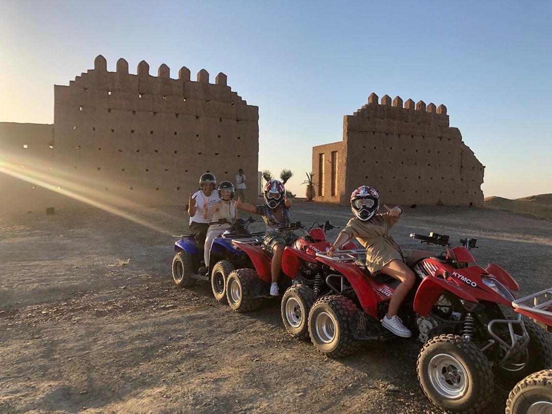 découvrez l'excitation des balades en quad dans le désert d'agafay, une aventure unique au cœur des paysages majestueux du maroc. vivez des sensations fortes en explorant les dunes et les vallées tout en profitant d'une vue imprenable sur les montagnes de l'atlas.