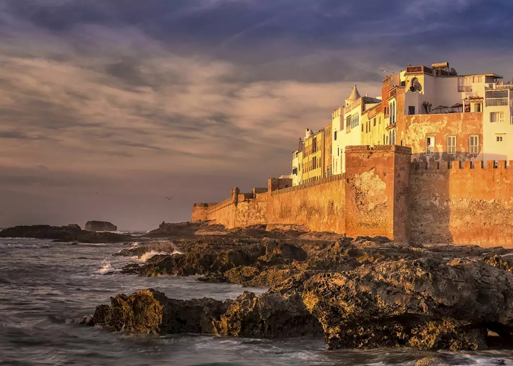 découvrez les raisons incontournables d'explorer essaouira, une ville marocaine riche en histoire, culture et beauté naturelle. plongez dans ses médinas classées au patrimoine mondial, ses plages magnifiques et son ambiance unique, tout en savourant des délices culinaires et l'artisanat local.