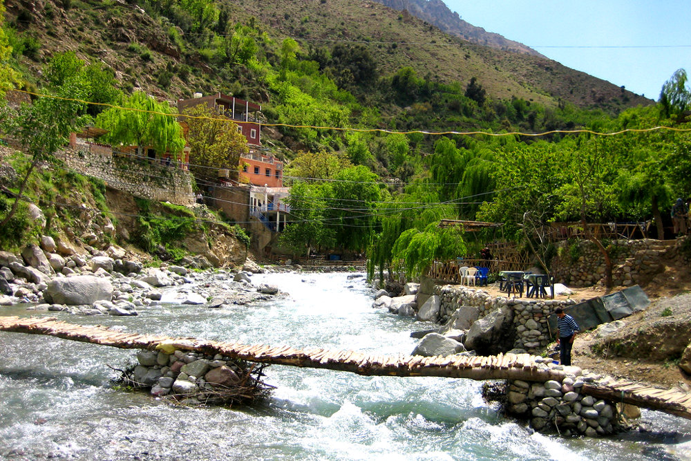 découvrez la vallée de l'ourika, un véritable écrin de nature niché dans les montagnes de l'atlas. partez à l'aventure à travers ses paysages époustouflants, ses cascades rafraîchissantes et ses villages berbères authentiques. une expérience inoubliable entre randonnée, culture et retrouvailles avec la nature.