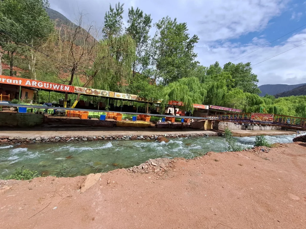 découvrez la beauté enchanteresse de la vallée de l'ourika, un véritable joyau du maroc. plongez dans des paysages spectaculaires, des villages berbères authentiques et une nature préservée. parfait pour les amoureux de la randonnée et de la culture, la vallée de l'ourika vous invite à une expérience inoubliable.