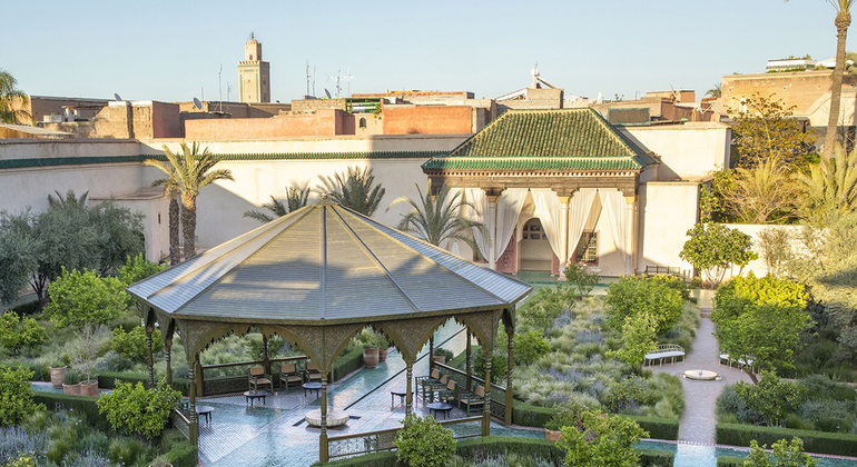découvrez marrakech comme jamais auparavant avec nos visites privées sur mesure. explorez les trésors cachés de la médina, savourez la cuisine locale et plongez dans la culture vibrante de cette ville fascinante, tout en bénéficiant de l'attention personnalisée de notre guide expert.