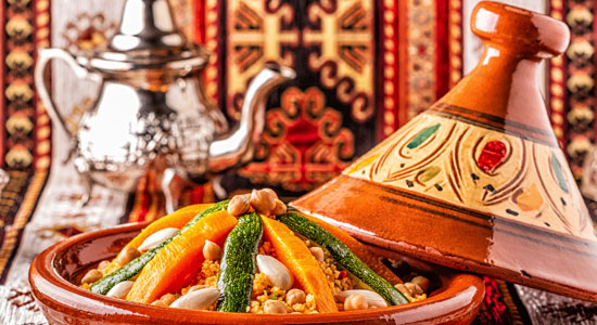 découvrez l'art de la cuisine marocaine lors de notre atelier immersif. apprenez à préparer des plats traditionnels savoureux, explorez les épices authentiques et partagez des moments conviviaux autour de recettes riches en saveurs.