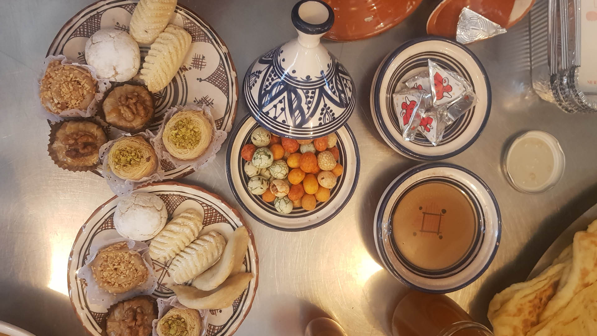 découvrez l'art de la cuisine marocaine dans notre atelier culinaire, où vous apprendrez à préparer des plats savoureux et authentiques. laissez-vous inspirer par les épices et les recettes traditionnelles tout en partageant un moment convivial.
